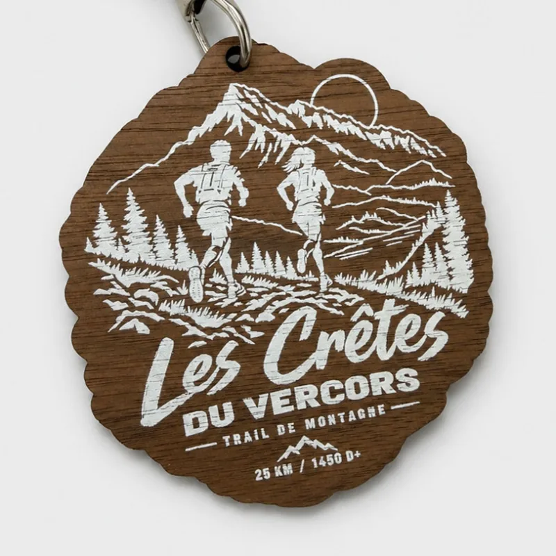 Médaille en bois de noyer personnalisée, impression blanche – trail Les Crêtes du Vercors